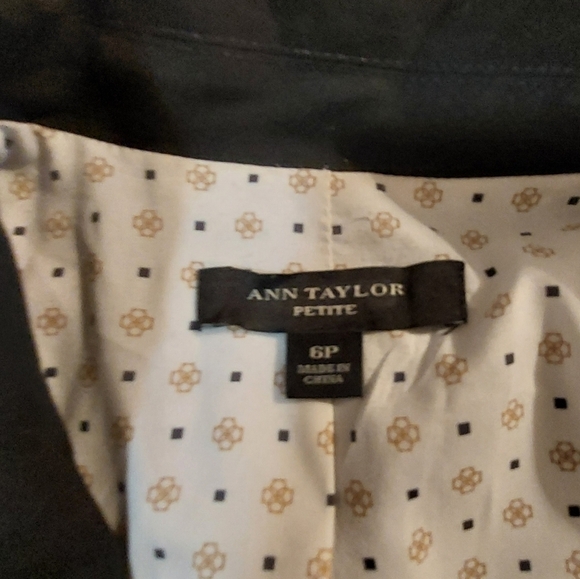 Ann Taylor Ladies Long Sleeve Single Button Blazer - Picture 4 of 4